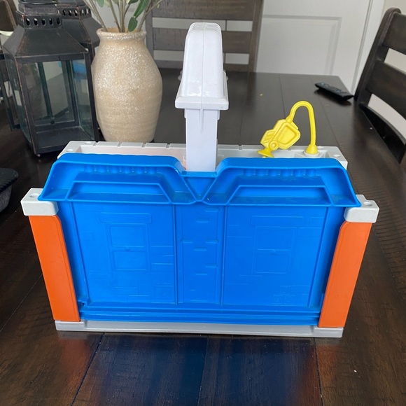 Fisher-Price Little People 2011 Wheelies Stow 'n Tow Garage - Picture 5 of 7